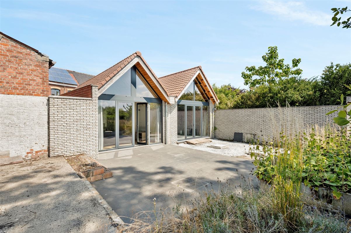 Rijwoning met grote garage/opslag en tuin