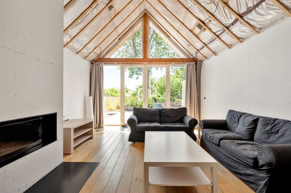 Rijwoning met grote garage/opslag en tuin