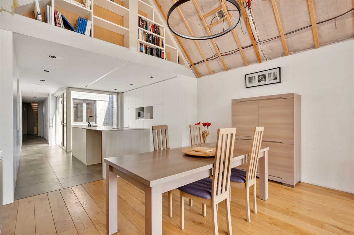 Rijwoning met grote garage/opslag en tuin