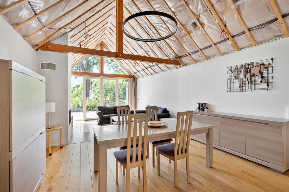 Rijwoning met grote garage/opslag en tuin