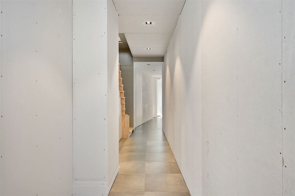 Rijwoning met grote garage/opslag en tuin