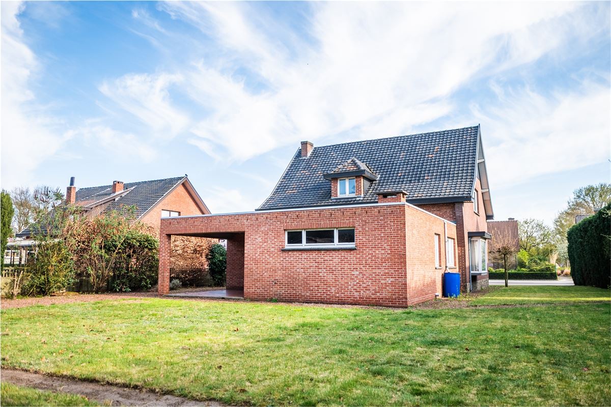 Te renoveren woning met vier slaapkamers, in Viversel.