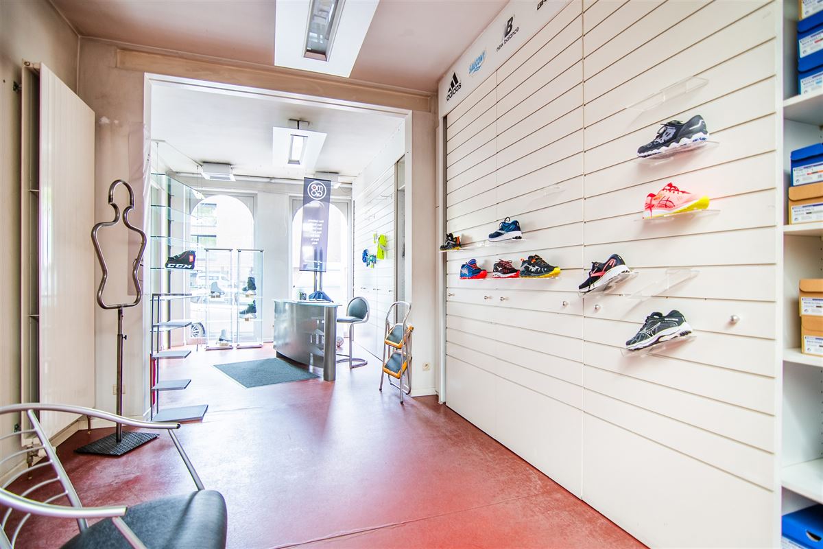 Handelsruimte met appartement op de Kempische Steenweg!