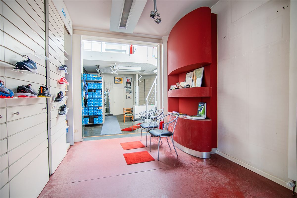 Handelsruimte met appartement op de Kempische Steenweg!