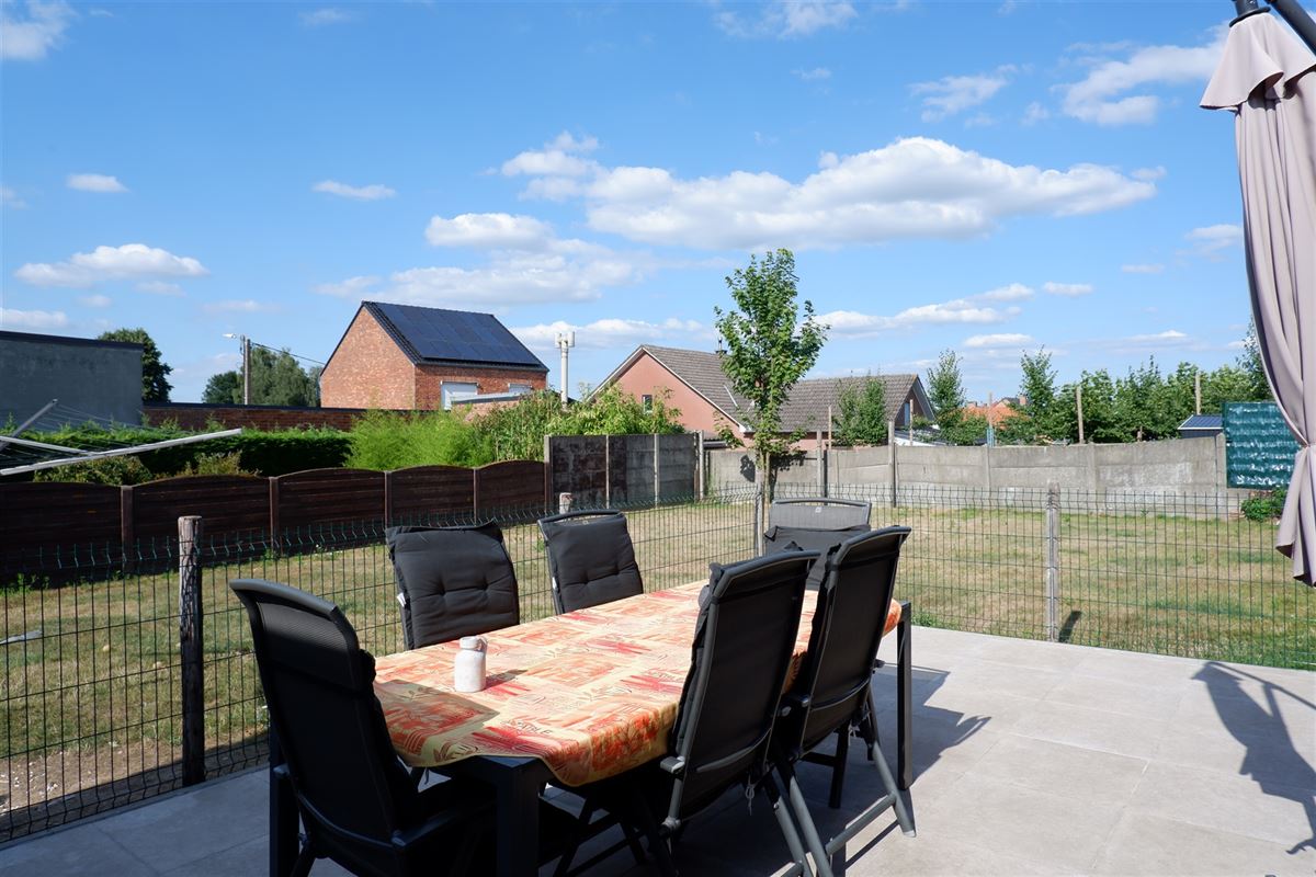 Verhuurde, open bebouwing met drie slaapkamers en ruime tuin