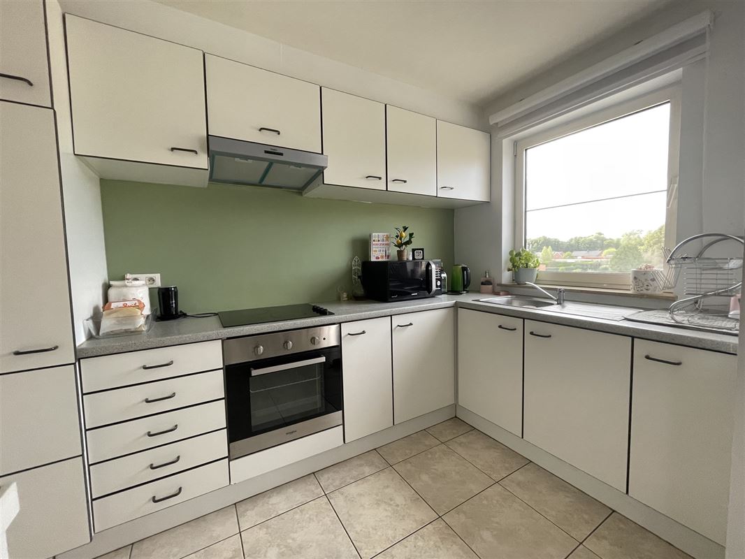 Verhuurd duplex-appartement met twee slaapkamers en garage!