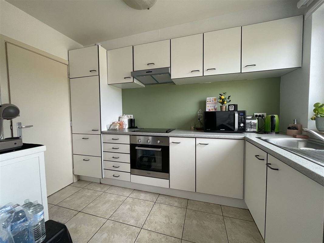 Verhuurd duplex-appartement met twee slaapkamers en garage!