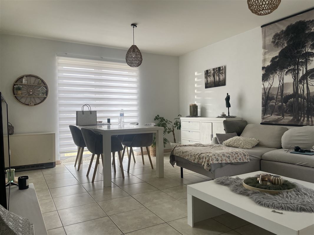 Verhuurd duplex-appartement met twee slaapkamers en garage!