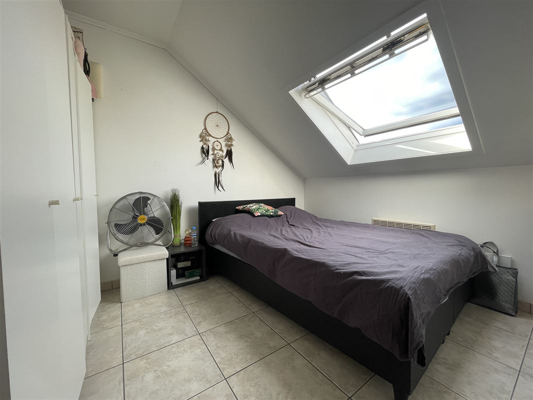 Verhuurd duplex-appartement met twee slaapkamers en garage!