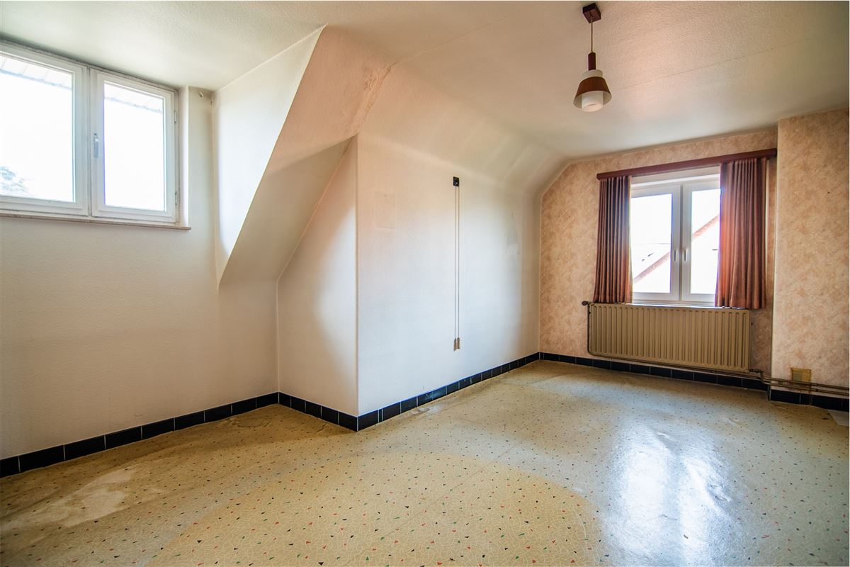 Te renoveren woning met vier slaapkamers, in Viversel.