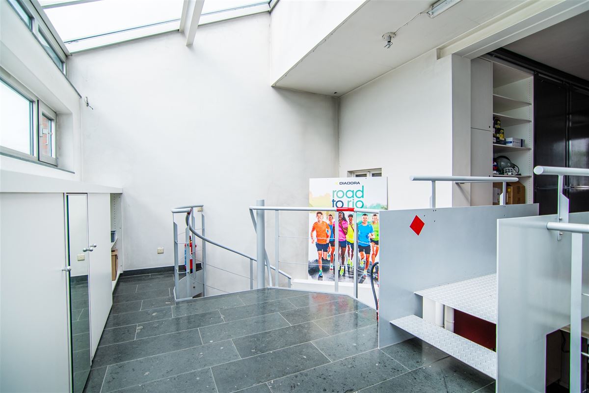 Handelsruimte met appartement op de Kempische Steenweg!