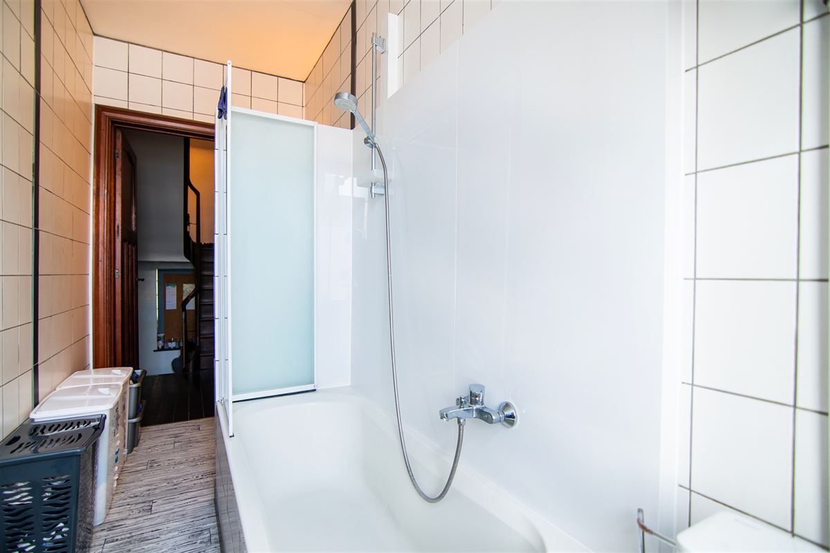 Handelsruimte met appartement op de Kempische Steenweg!