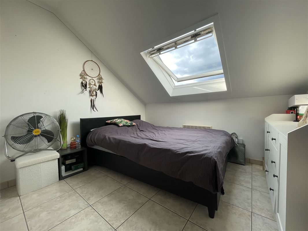 Verhuurd duplex-appartement met twee slaapkamers en garage!