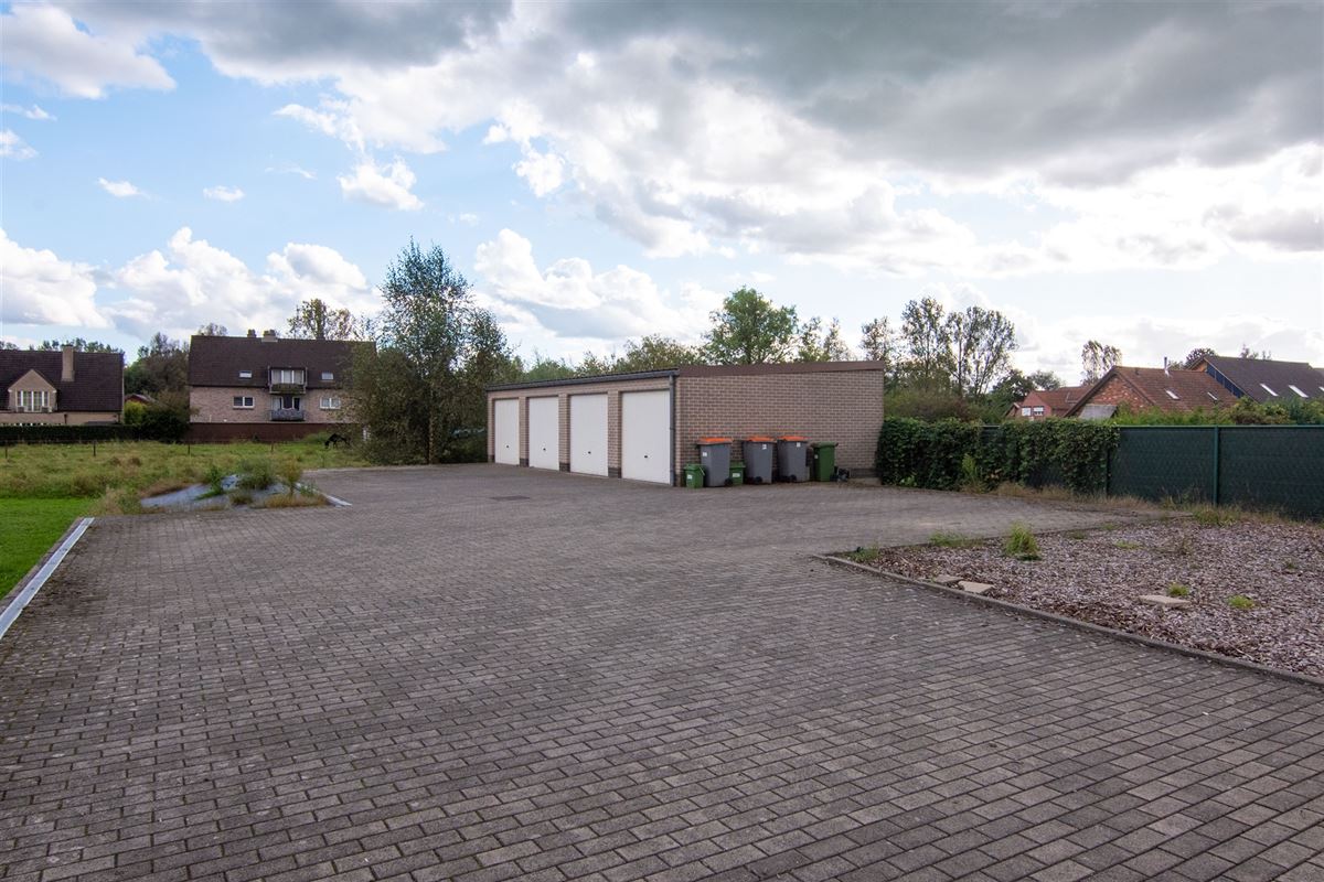 Verhuurd duplex-appartement met twee slaapkamers en garage!