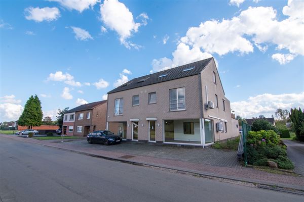 Verhuurd duplex-appartement met twee slaapkamers en garage!