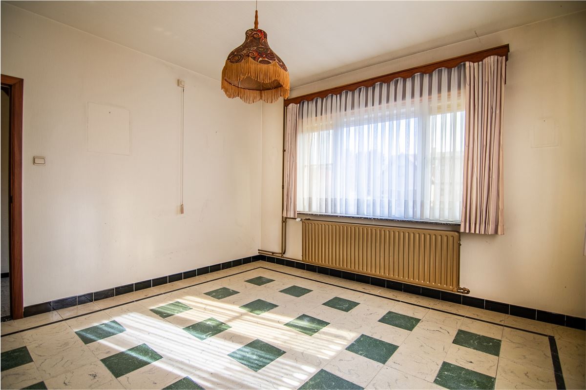 Te renoveren woning met vier slaapkamers, in Viversel.