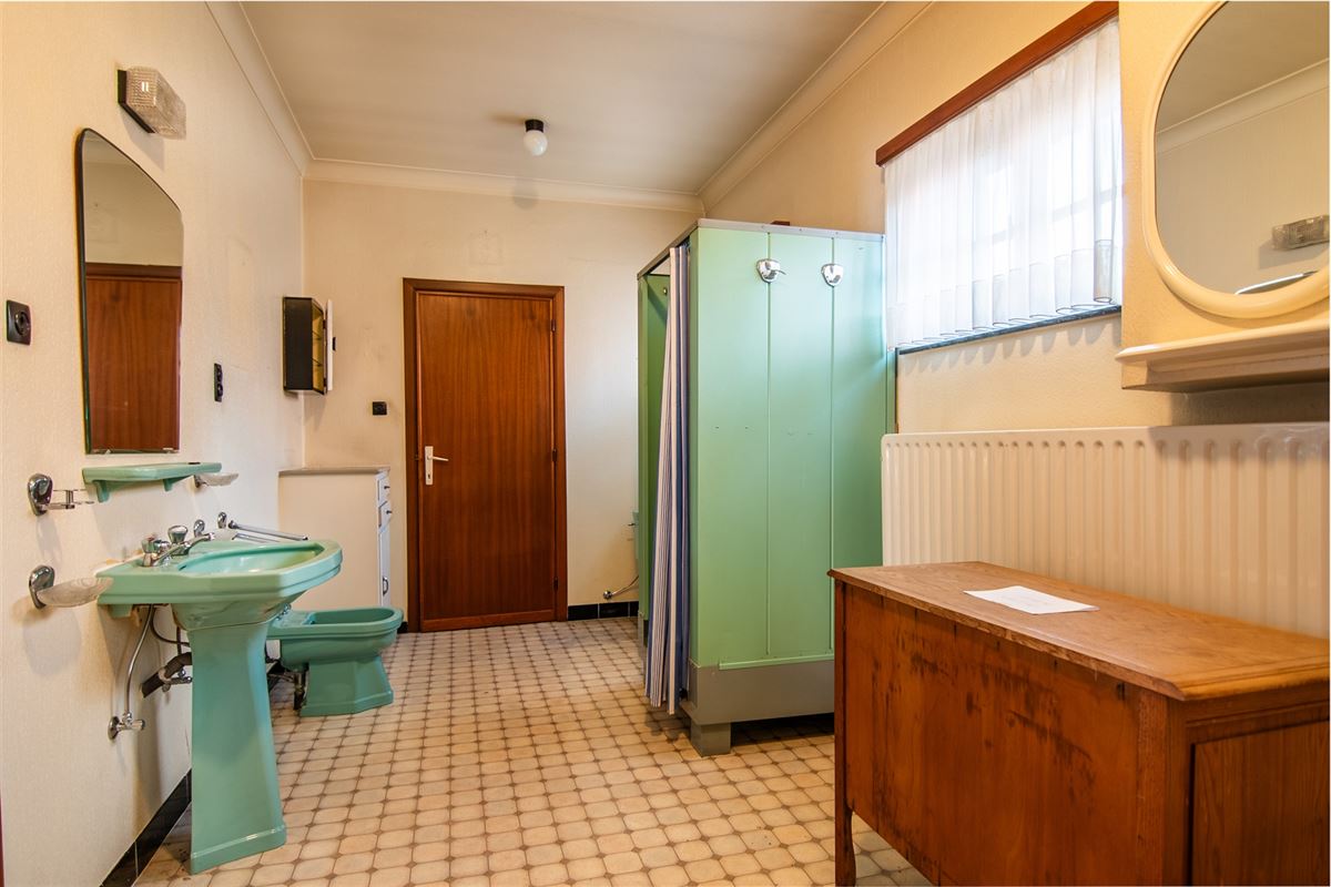 Te renoveren woning met vier slaapkamers, in Viversel.