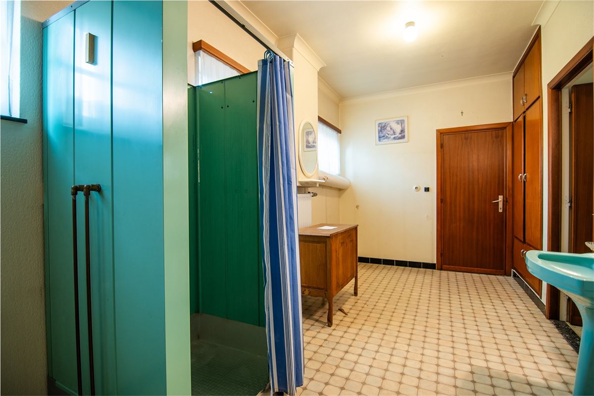 Te renoveren woning met vier slaapkamers, in Viversel.