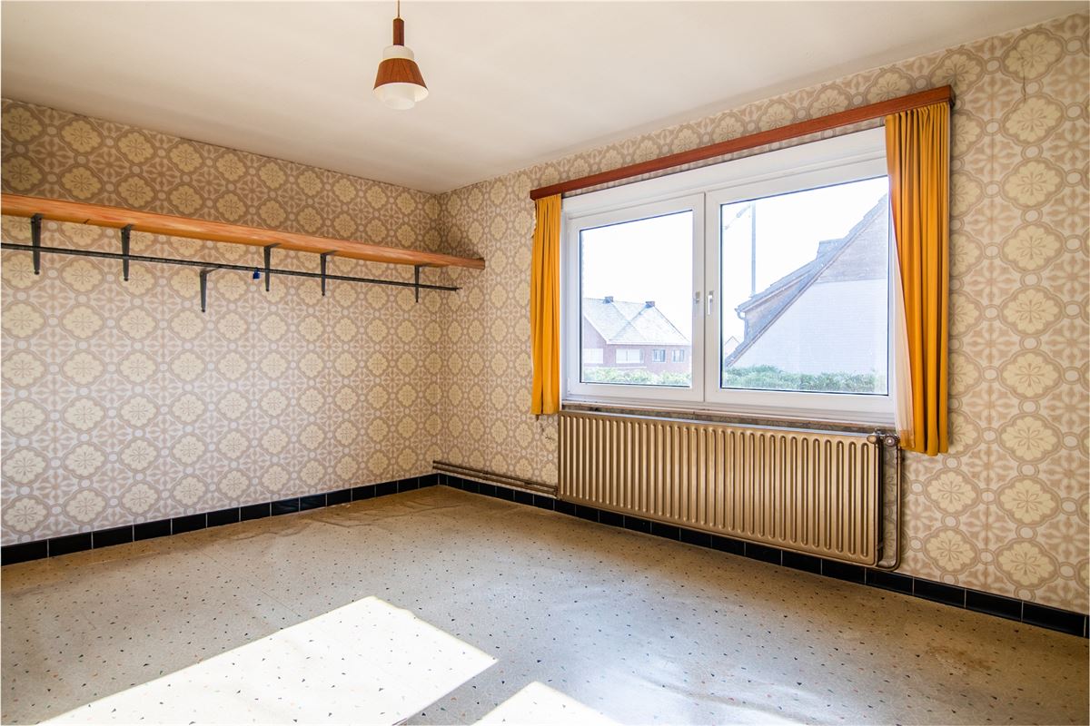 Te renoveren woning met vier slaapkamers, in Viversel.