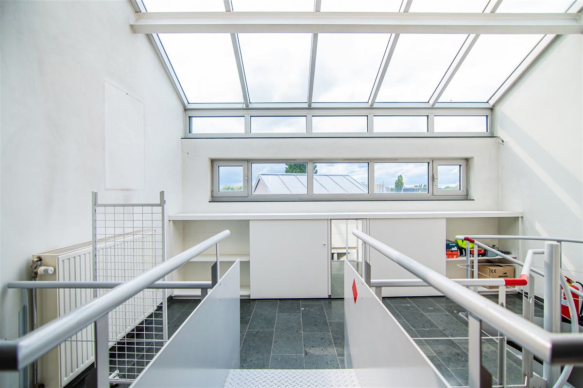 Handelsruimte met appartement op de Kempische Steenweg!