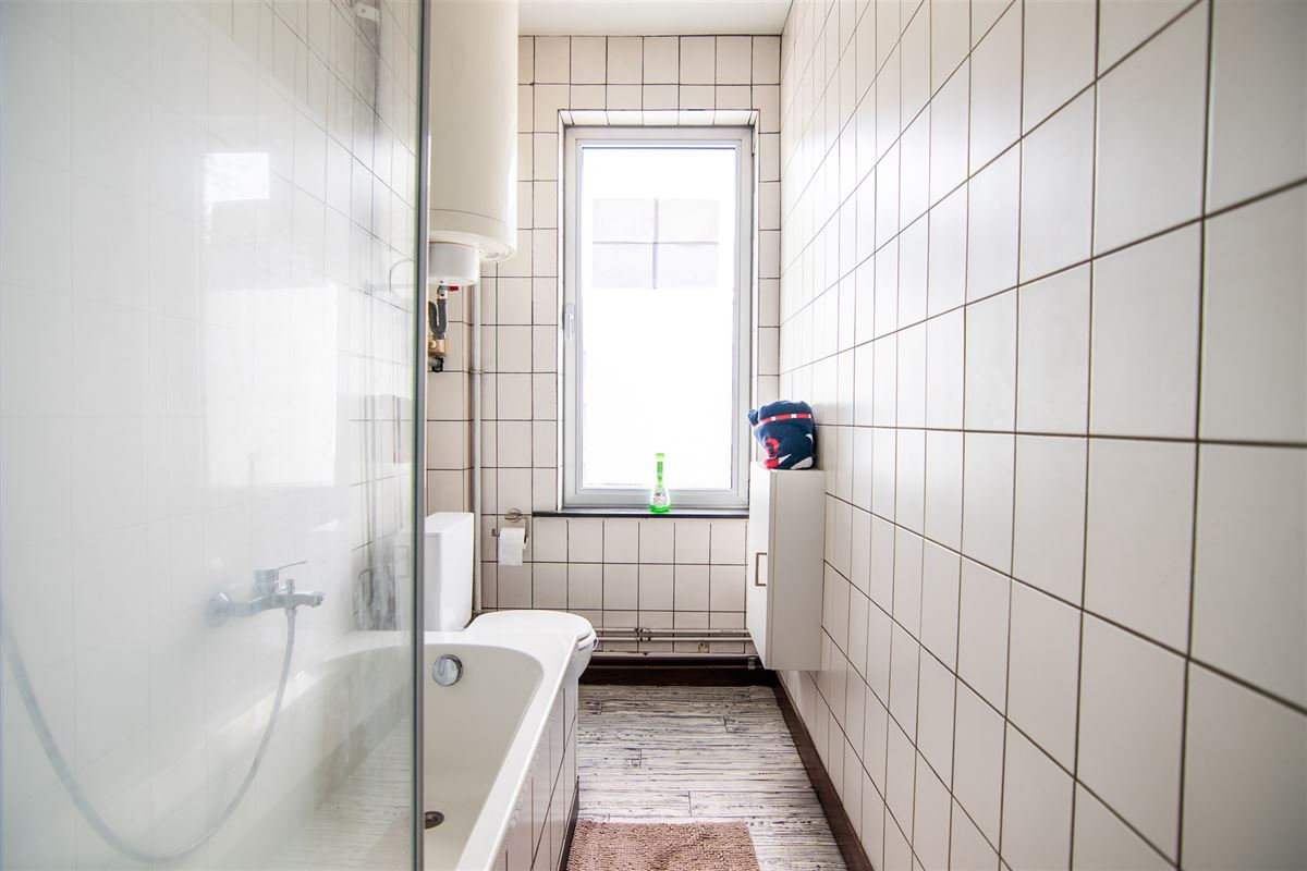 Handelsruimte met appartement op de Kempische Steenweg!