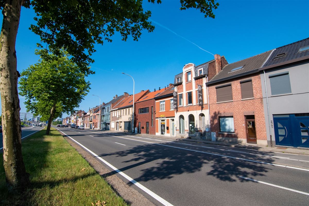 Handelsruimte met appartement op de Kempische Steenweg!