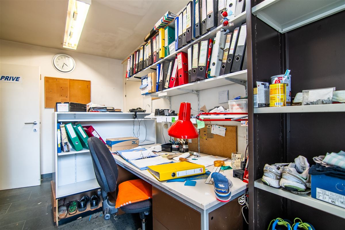 Handelsruimte met appartement op de Kempische Steenweg!