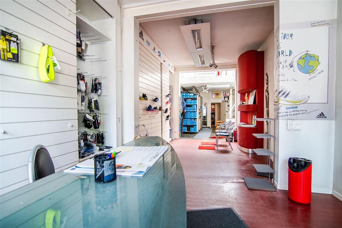 Handelsruimte met appartement op de Kempische Steenweg!
