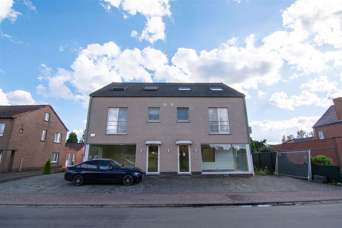 Verhuurd duplex-appartement met twee slaapkamers en garage!