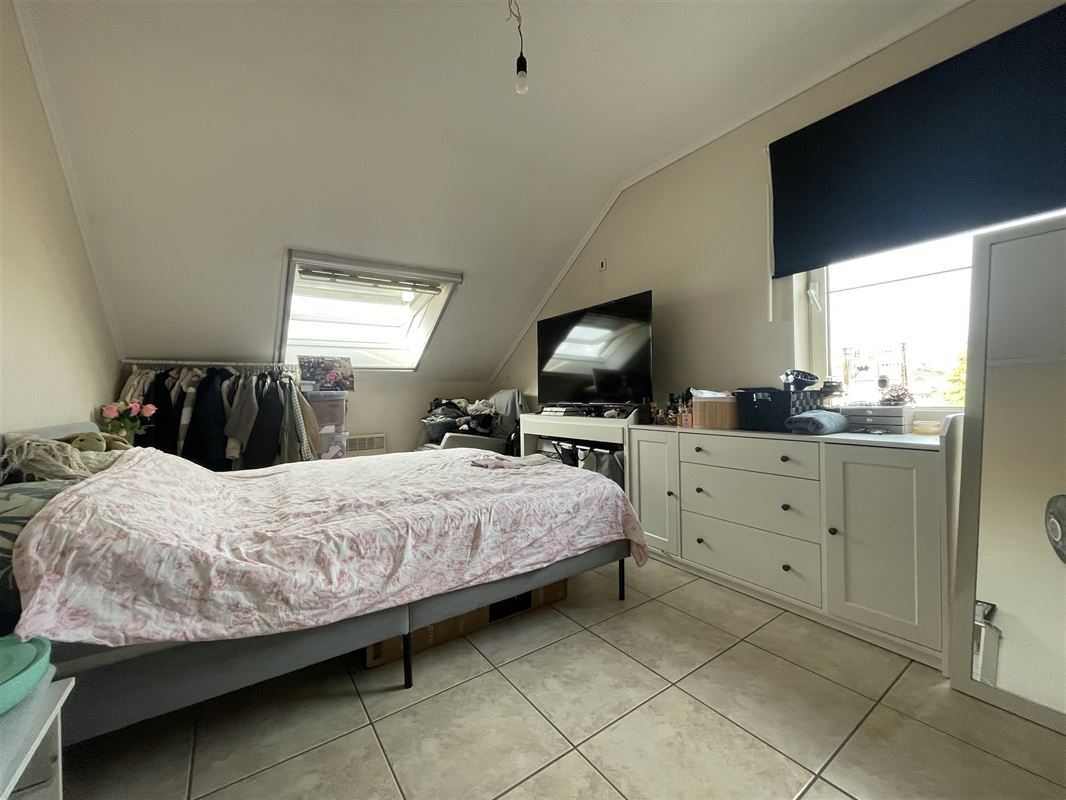 Verhuurd duplex-appartement met twee slaapkamers en garage!