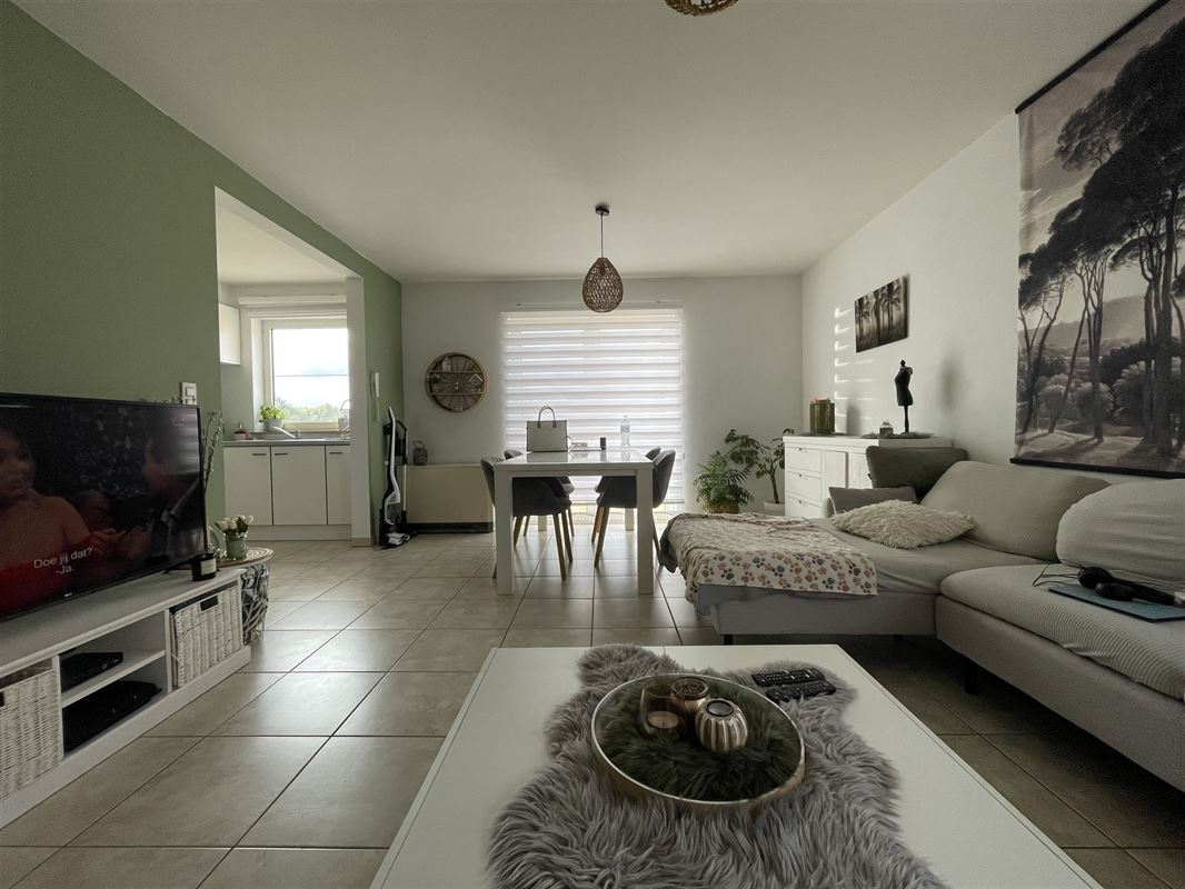 Verhuurd duplex-appartement met twee slaapkamers en garage!