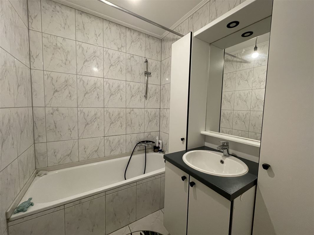 Verhuurd duplex-appartement met twee slaapkamers en garage!