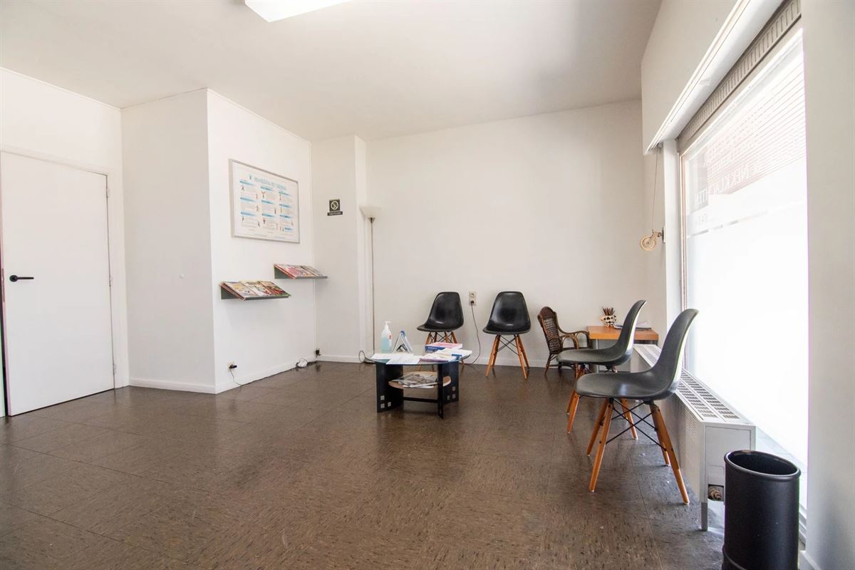 PRAKTIJK-/KANTOORRUIMTE TEGENOVER HET ZIEKENHUIS!