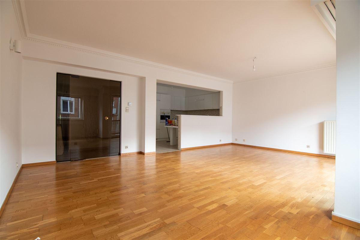 Ruim appartement met twee zeer ruime slaapkamers en terras!