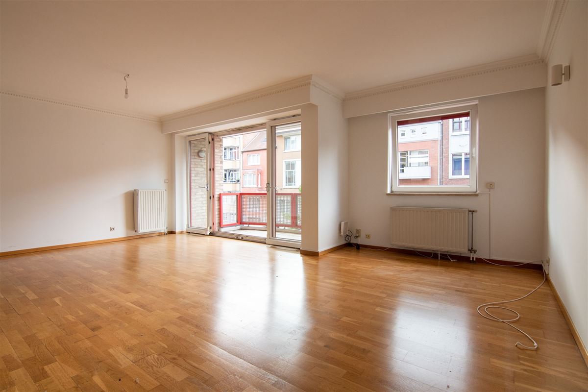Ruim appartement met twee zeer ruime slaapkamers en terras!