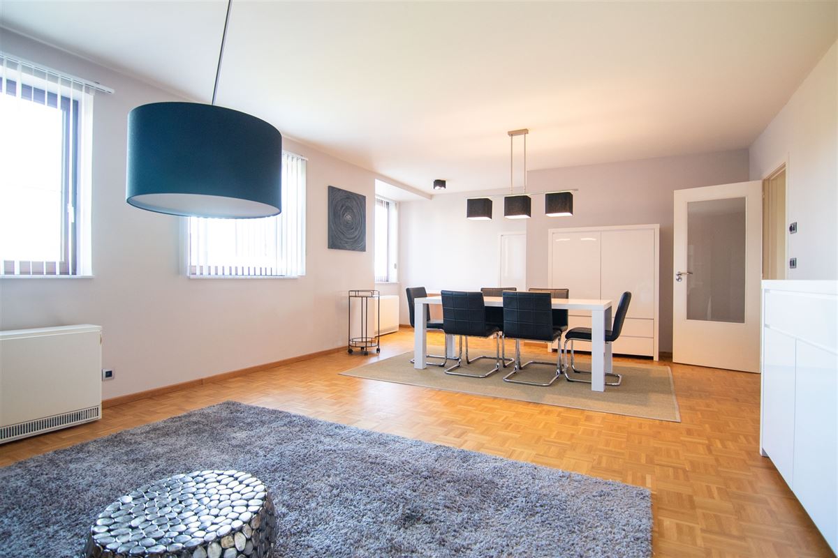 Appartement met twee slaapkamers, terras en garage.