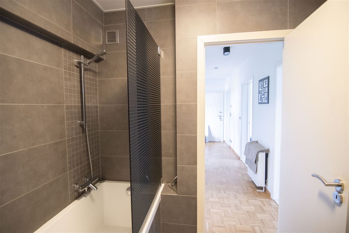 Appartement met twee slaapkamers, terras en garage.