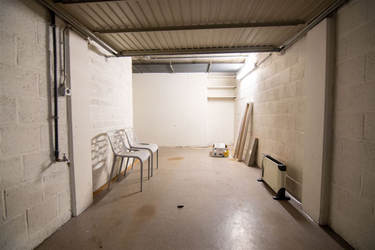 Appartement met twee slaapkamers, terras en garage.