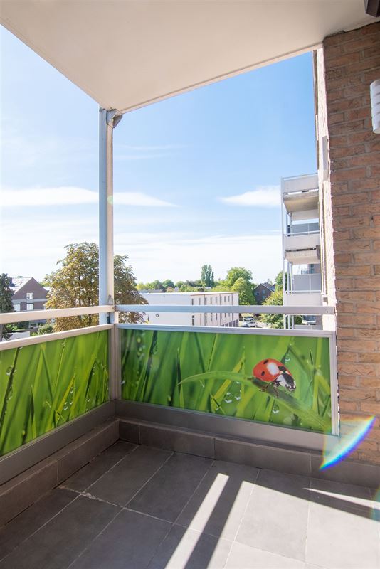 Appartement met twee slaapkamers, terras en garage.