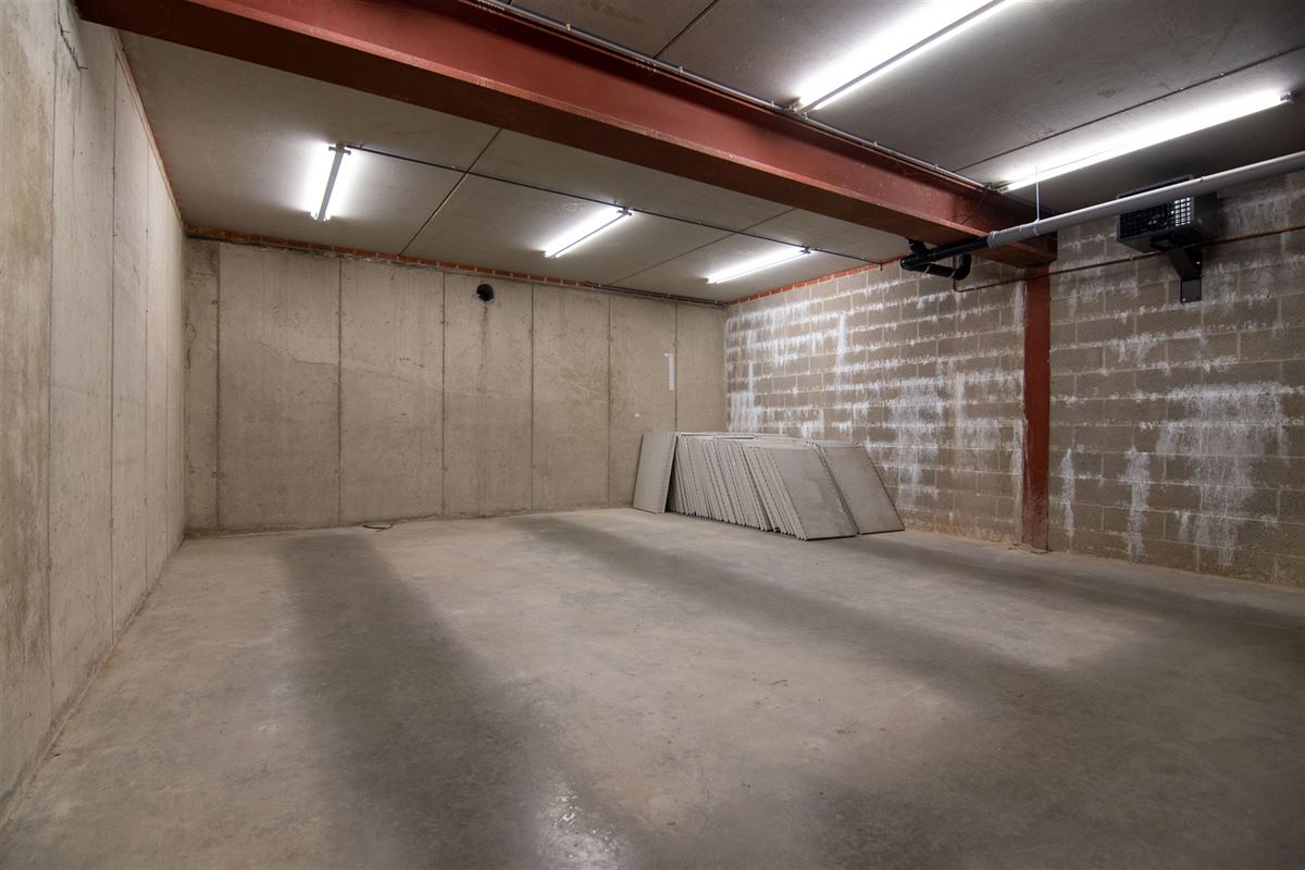 HANDELSGELIJKVLOERS MET MAGAZIJN, KELDER EN GARAGE.