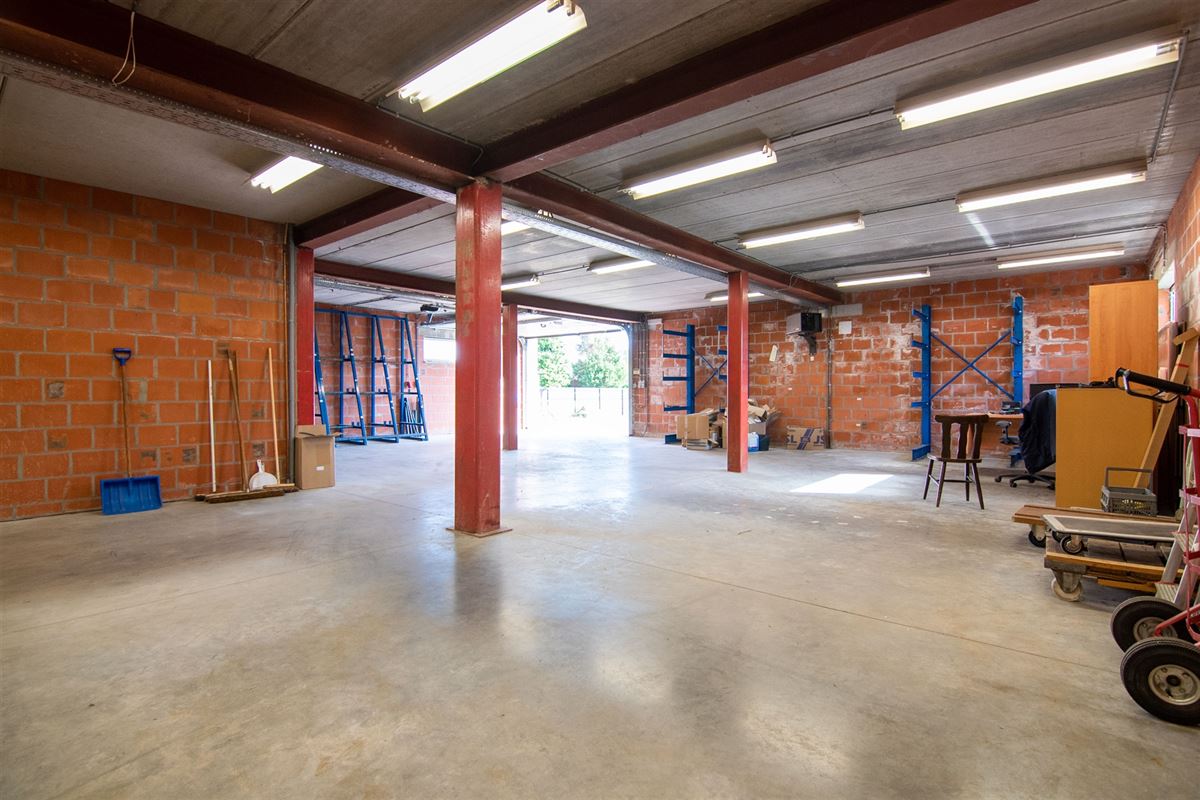 HANDELSGELIJKVLOERS MET MAGAZIJN, KELDER EN GARAGE.
