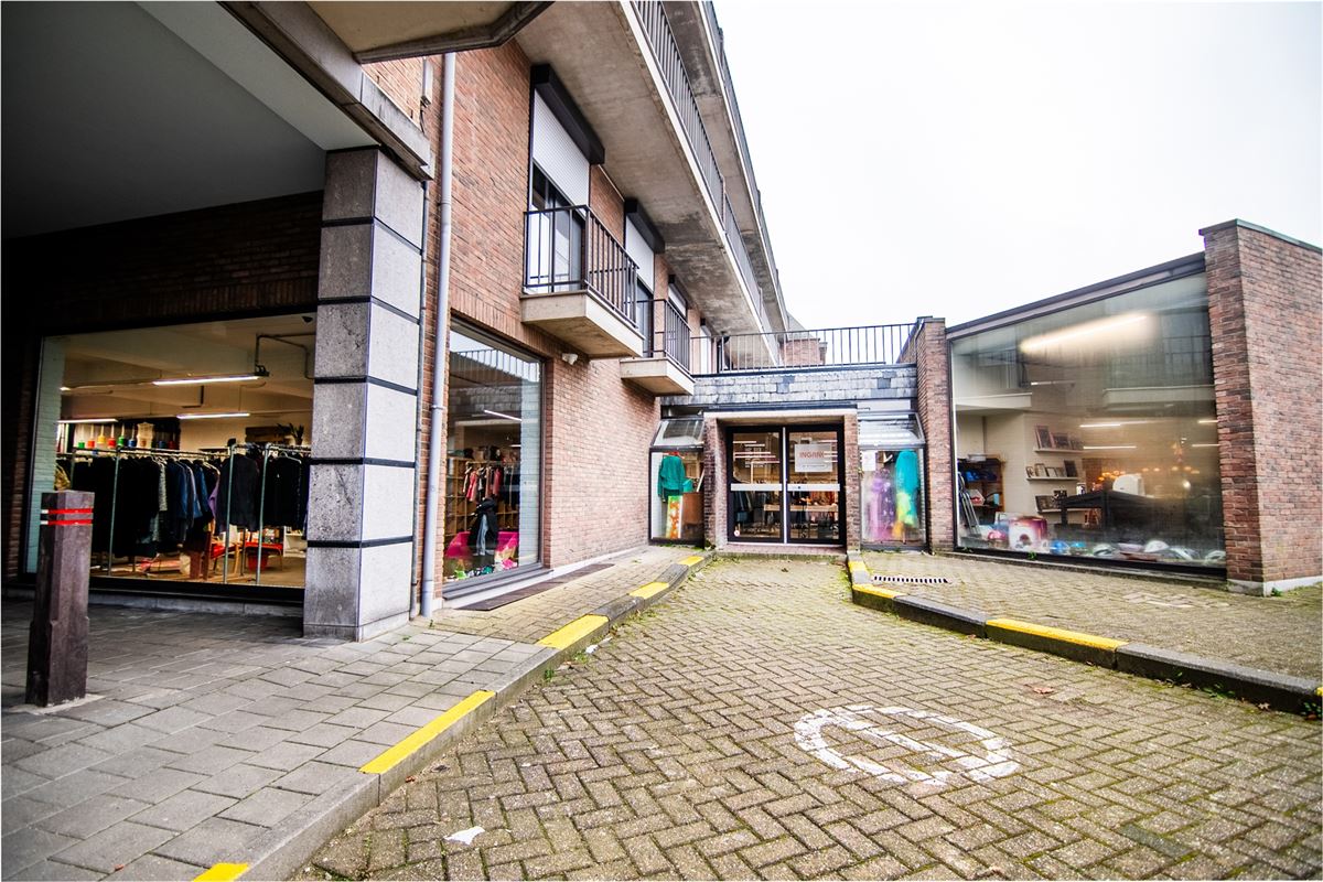 Handelspand van 1.400m2 en 18 parkings, pal in het centrum!