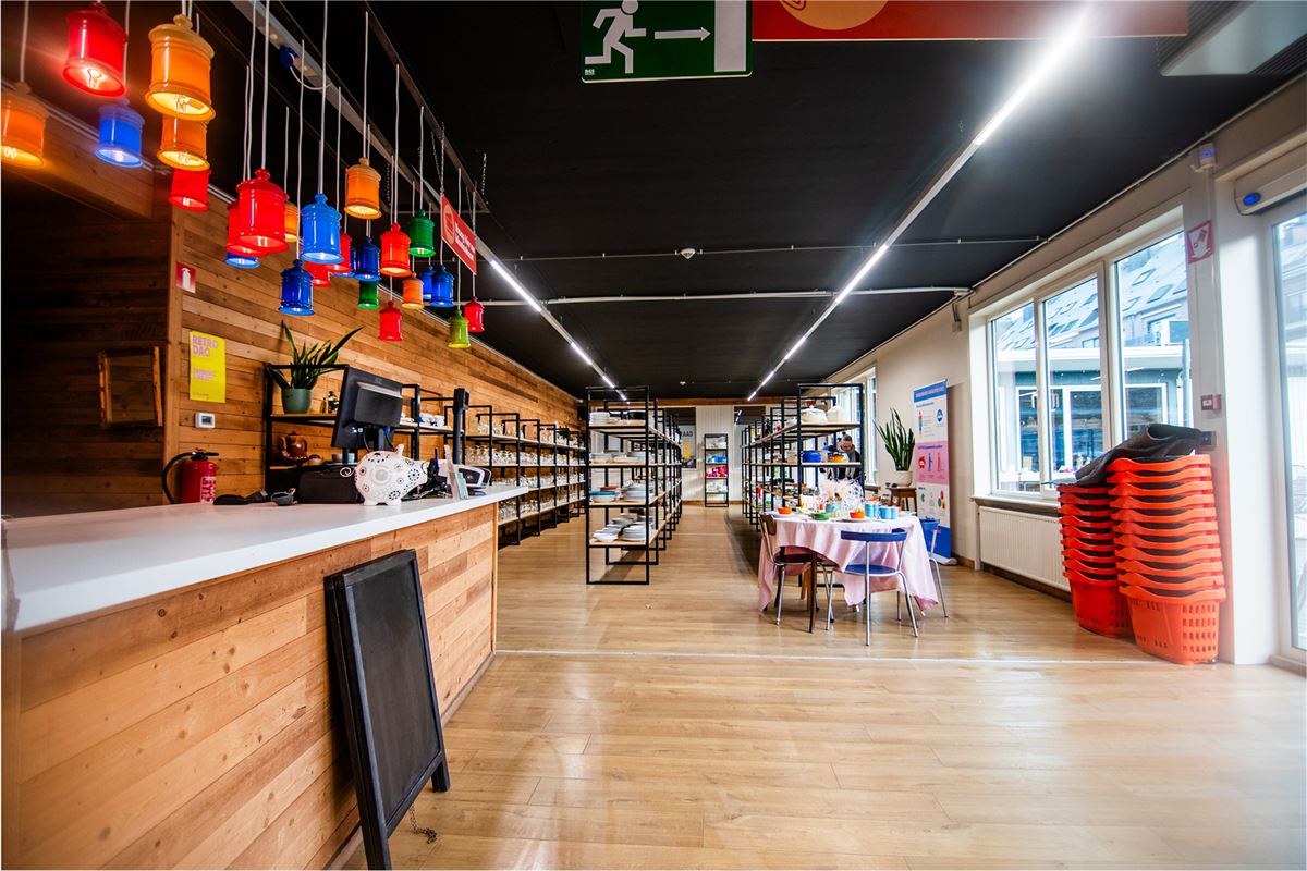 Handelspand van 1.400m2 en 18 parkings, pal in het centrum!