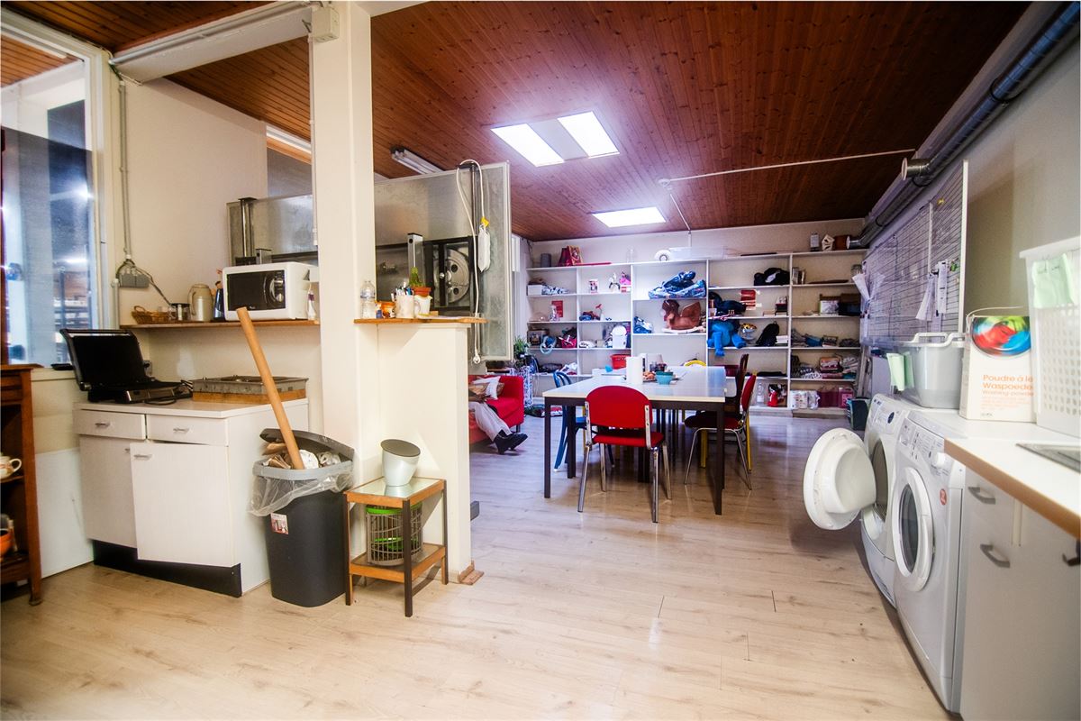 Handelspand van 1.400m2 en 18 parkings, pal in het centrum!