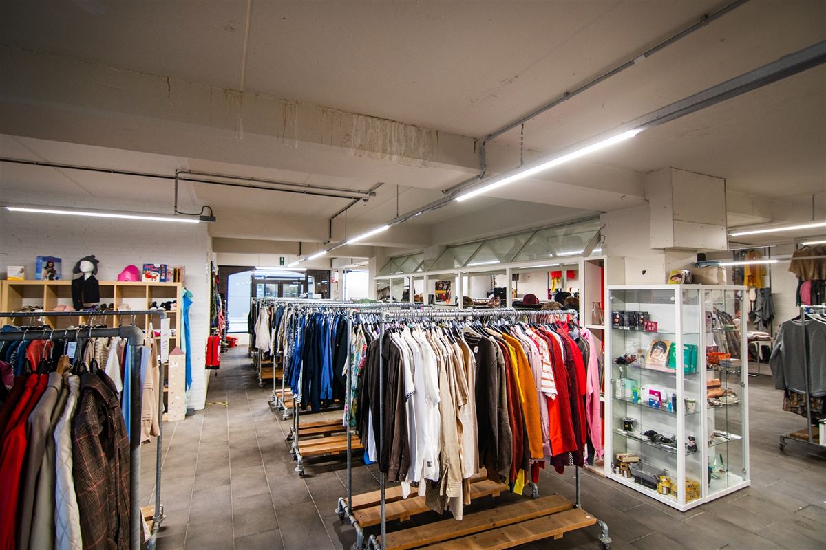 Handelspand van 1.400m2 en 18 parkings, pal in het centrum!