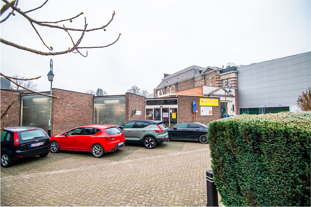Handelspand van 1.400m2 en 18 parkings, pal in het centrum!