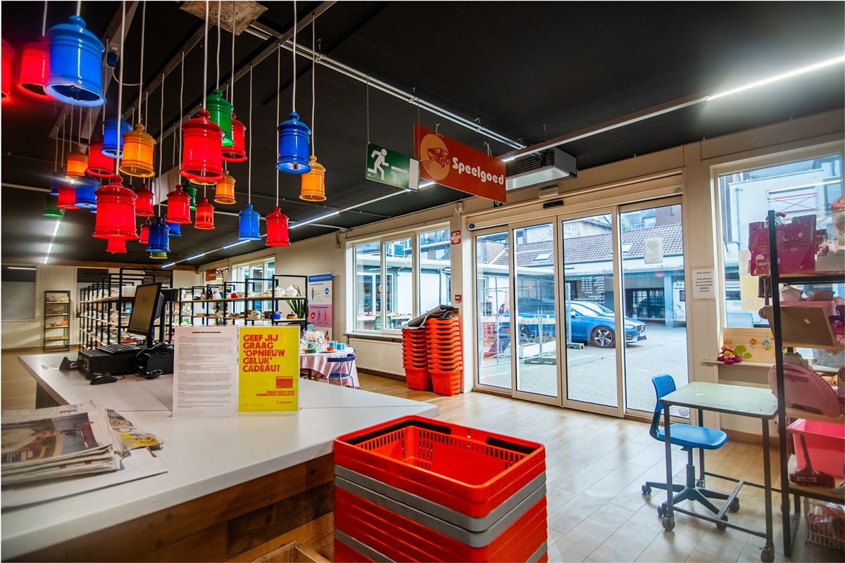 Handelspand van 1.400m2 en 18 parkings, pal in het centrum!