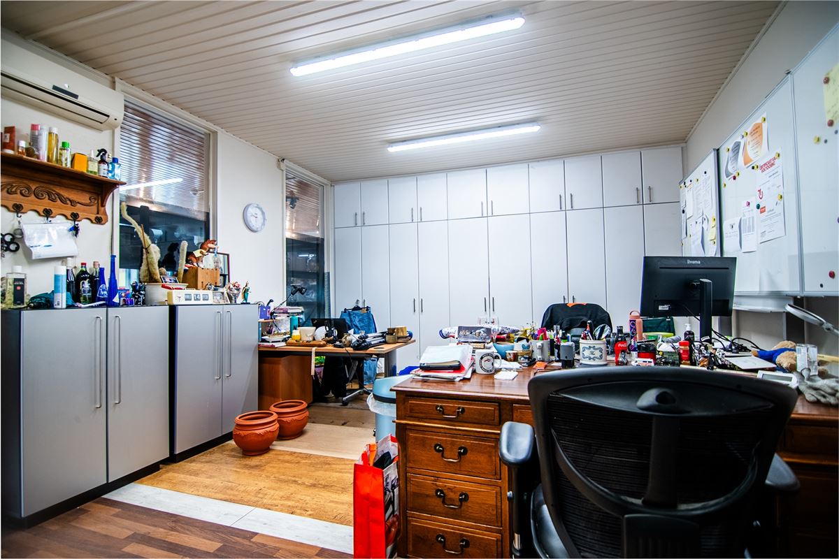 Handelspand van 1.400m2 en 18 parkings, pal in het centrum!