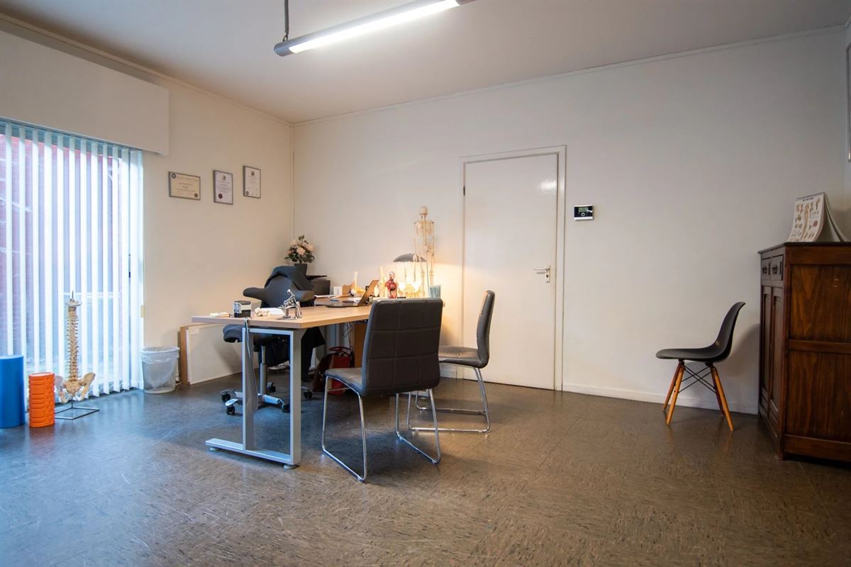 PRAKTIJK-/KANTOORRUIMTE TEGENOVER HET ZIEKENHUIS!