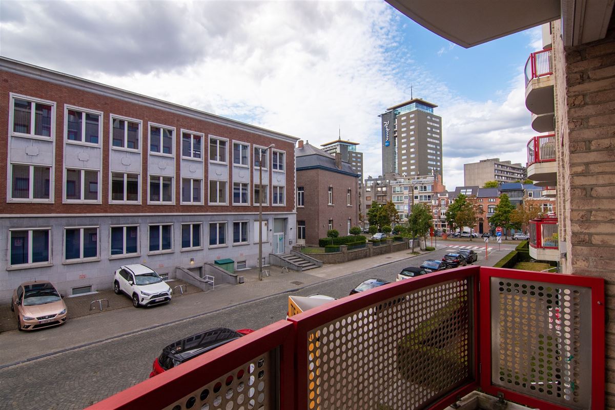 Ruim appartement met twee zeer ruime slaapkamers en terras!